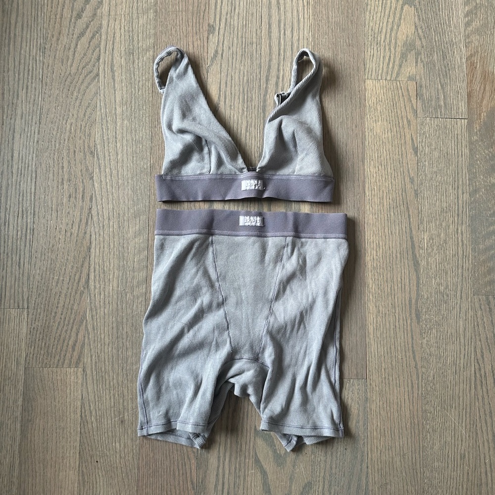 Skims Set - Ribbed Bra + Shorts - Picture 2 of 4